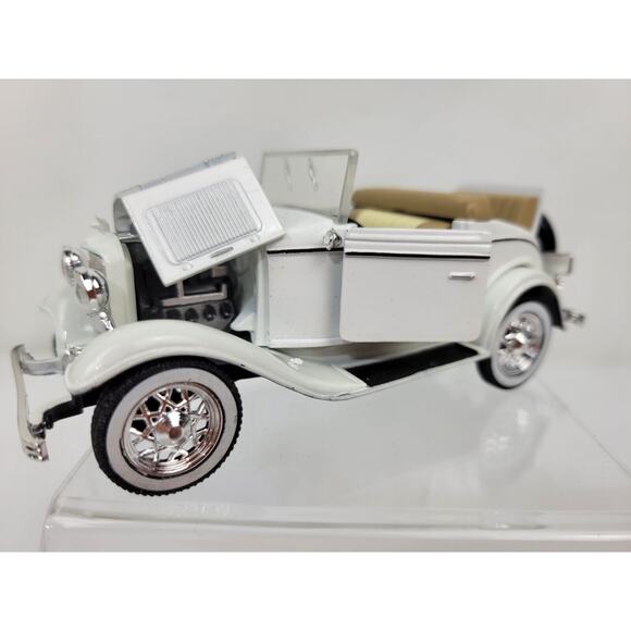 National Motor Museum Mint ARKO Ford 1932 Model 18 V-8 Cabriolet White 1:32 - Picture 2 of 8